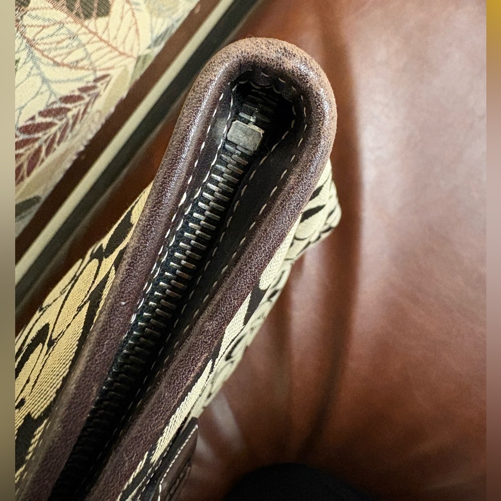 Coach Black and Cream Signature Tote - Picture 6 of 16